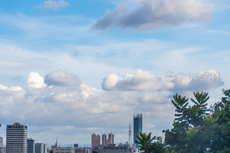 城市上空多云天气下的建筑景观