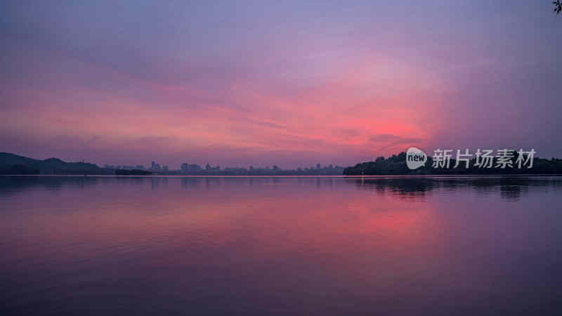 暮色下平静湖水倒映绚丽天空的美景