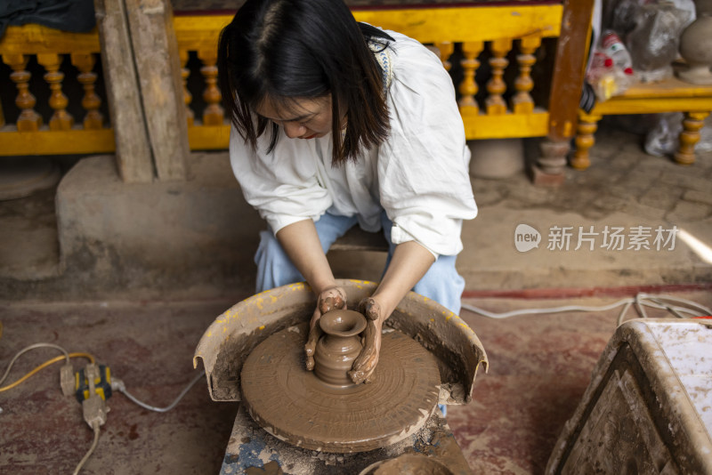 年轻女子在制作土陶陶瓷制作