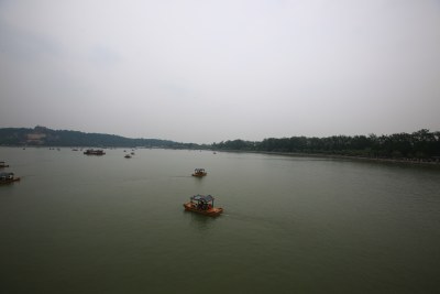 湖面上行驶的多艘小船