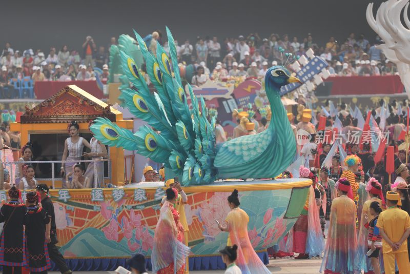 西双版纳泼水节街头民族风格花车巡游场景