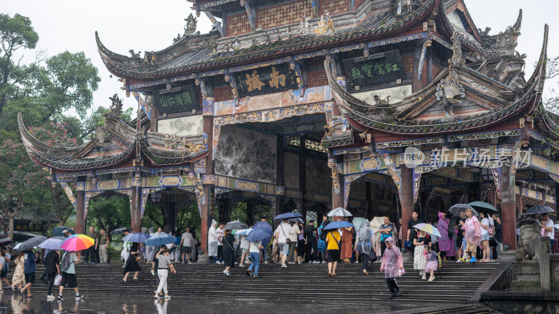 游客们冒雨游览成都都江堰景区