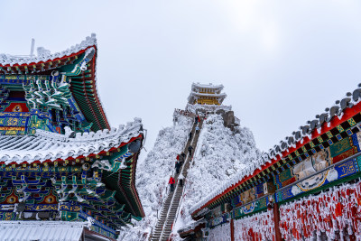 河南洛阳老君山景区金顶雪后游客