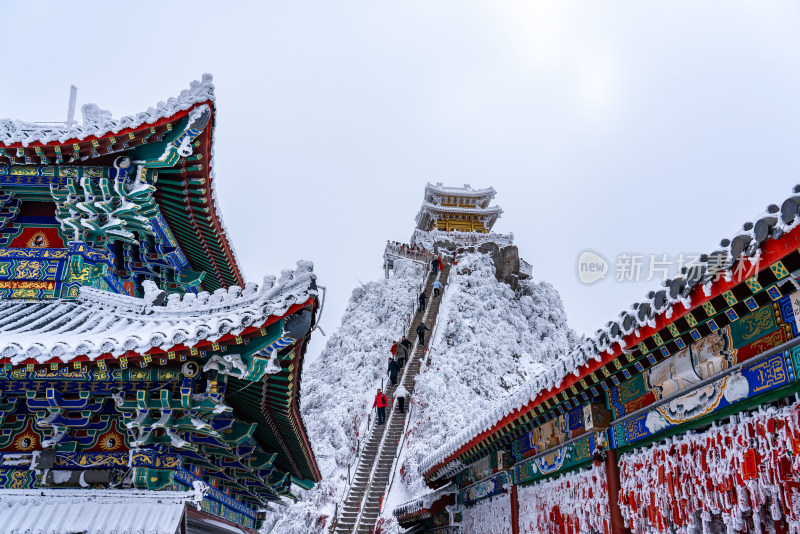 河南洛阳老君山景区金顶雪后游客