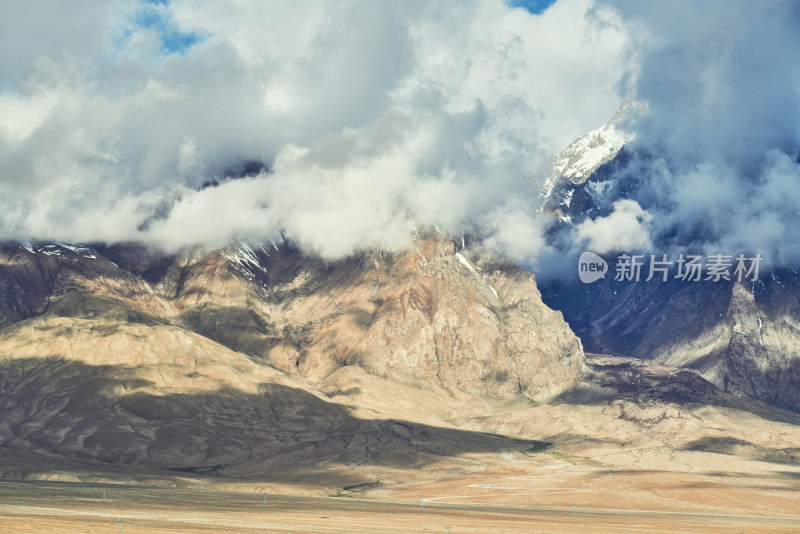 航拍巍峨的雪山