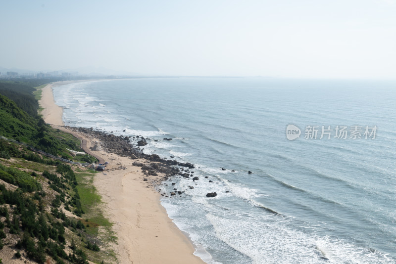 海岸线边沙滩与海水的美丽风景