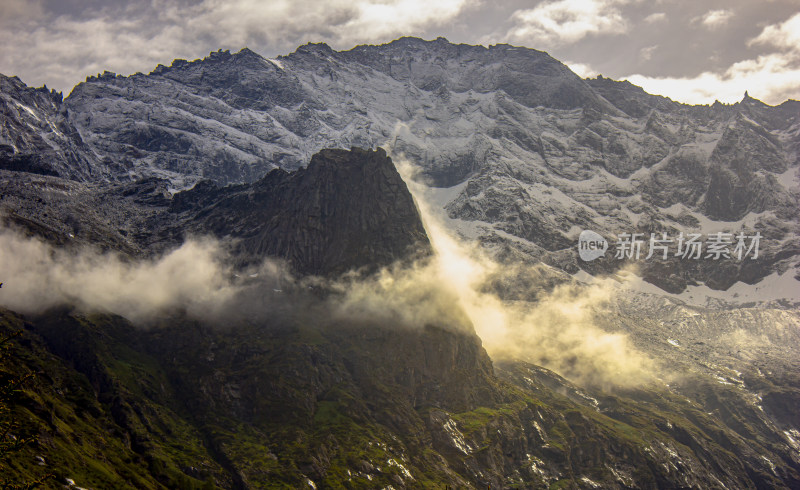 阳光洒雪山，薄云割阴阳