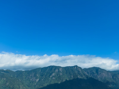 城市山峦与蓝天