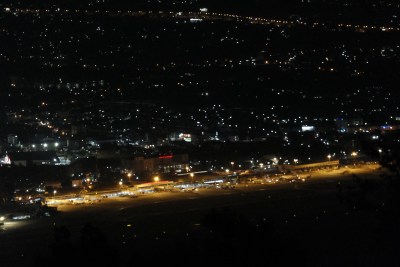 俯瞰清迈夜晚城市机场全景