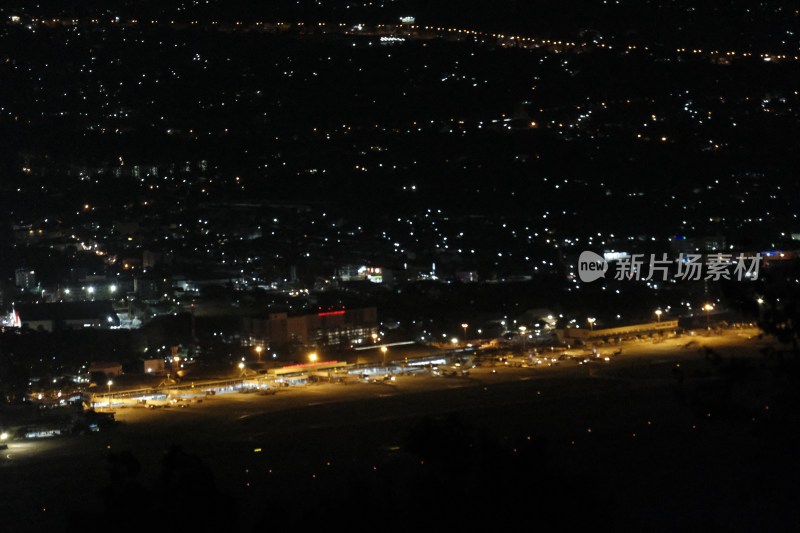 俯瞰清迈夜晚城市机场全景