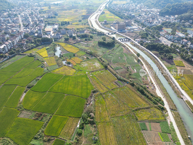 航拍蓝天白云下乡村青山河流稻田风光