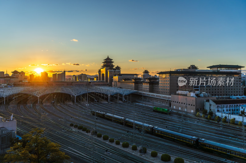 北京西火车站夕阳下的火车站台全景