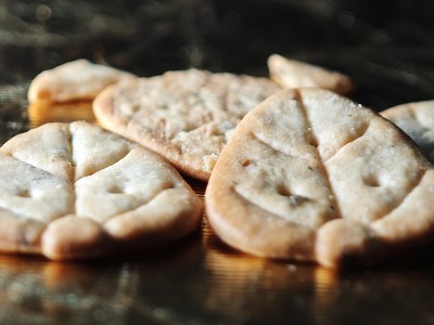 金色背景上放置着的美味饼干