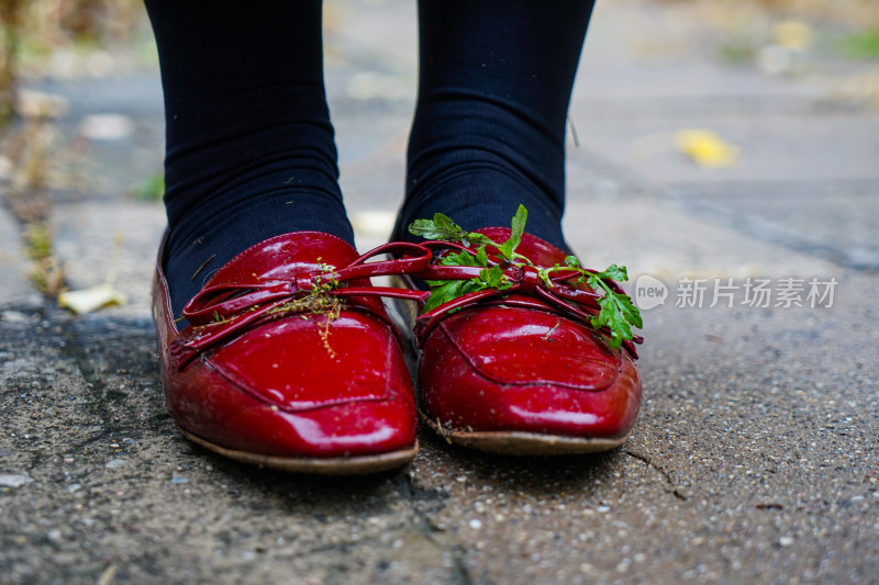 小路红色皮鞋沾满杂草
