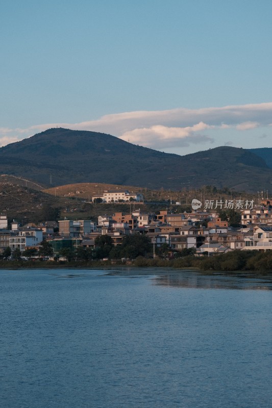 湖畔城镇与远山景色