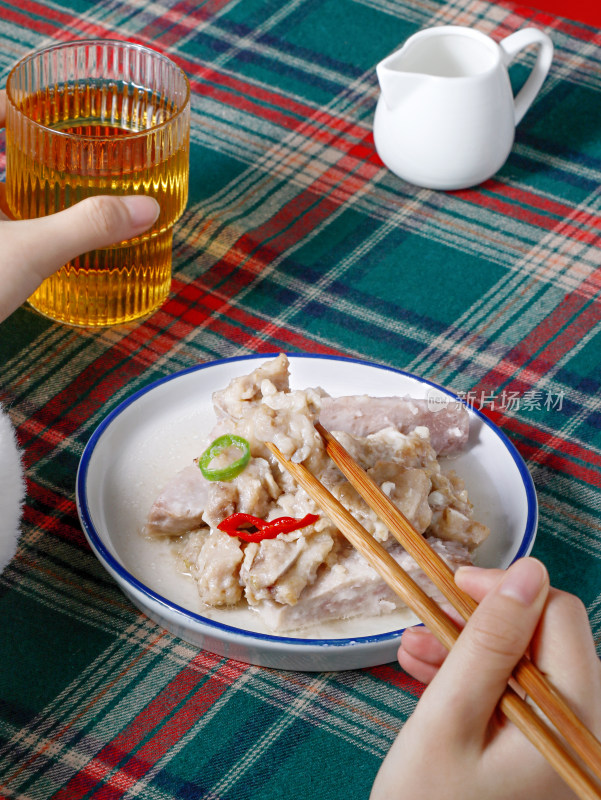 桌面上的中餐香芋蒸排骨和饮品啤酒