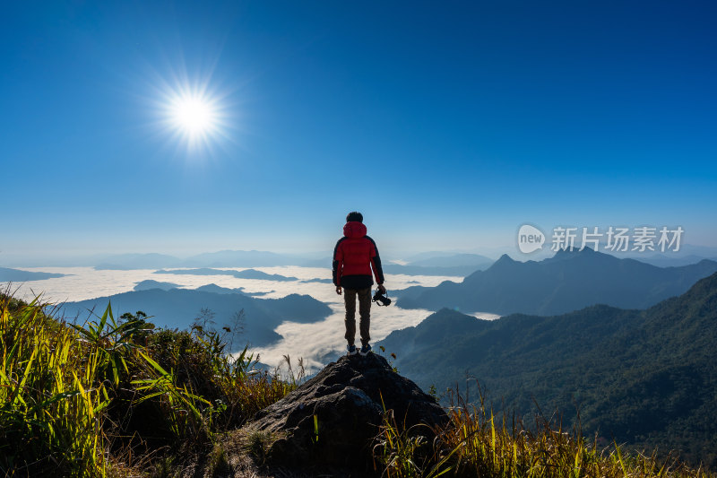登山者山顶眺望壮美山景