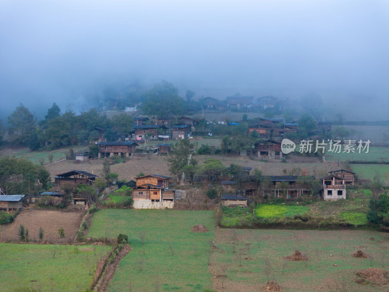 云南怒族傈僳族民俗雾里村晨雾航拍