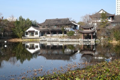 中式建筑湖畔风景