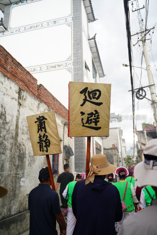 大理白族端午节身着民族服饰人们在户外表演