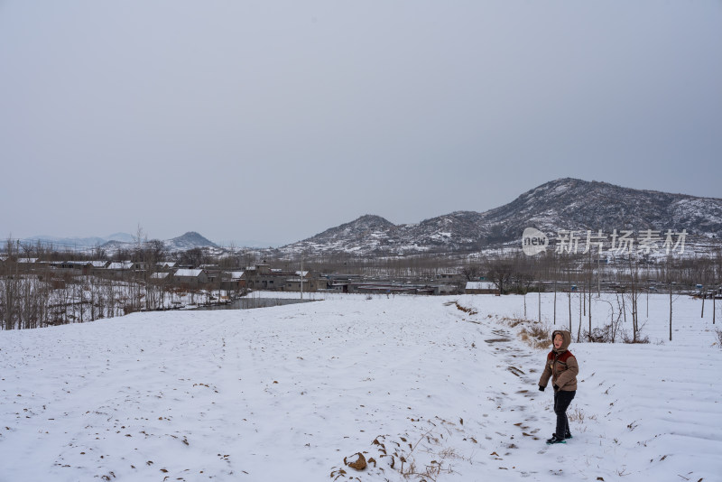 乡村田园雪景雪地童年