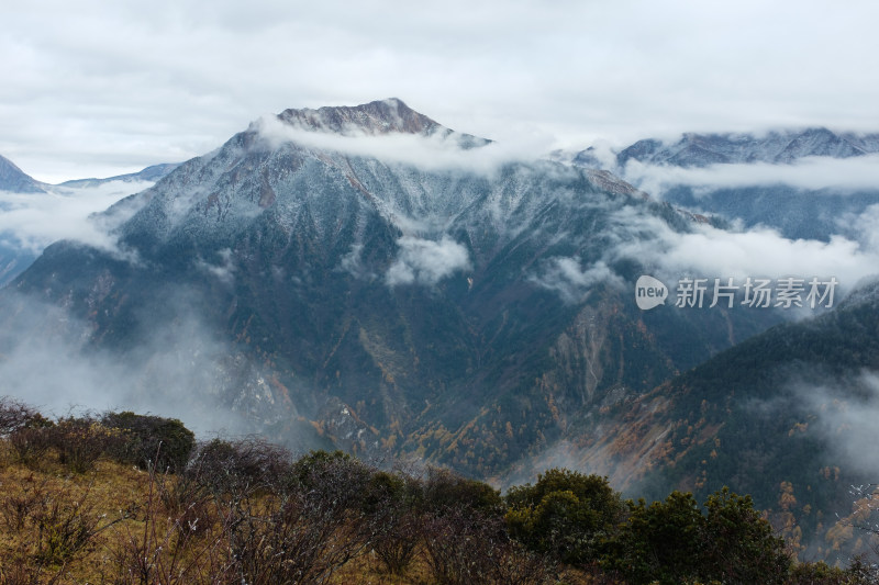 四川阿坝州熊猫大道路上山间云烟美景