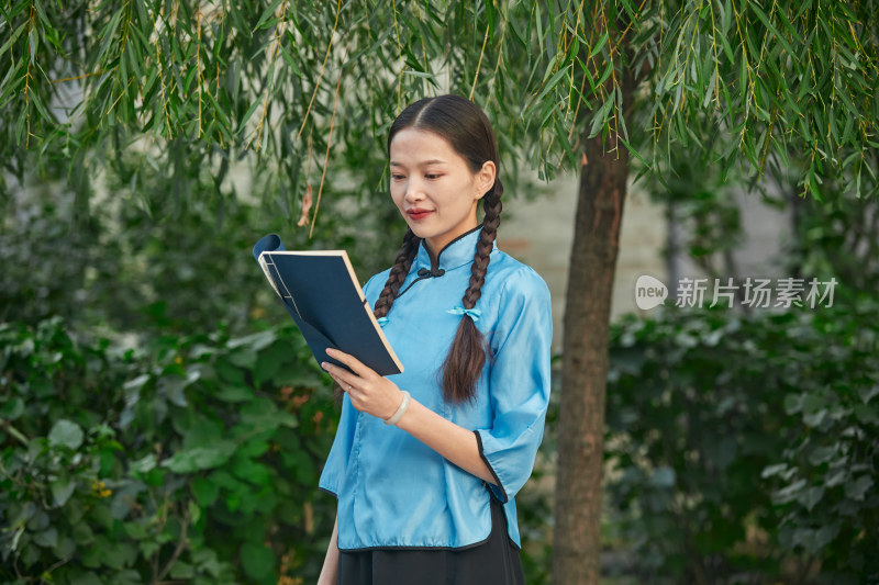 在古城身穿民国学生服饰的女大学生