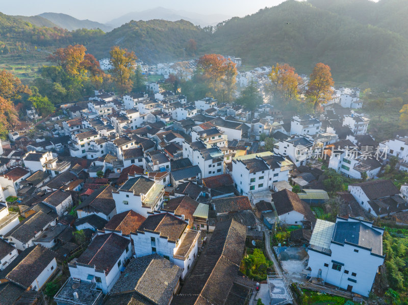 航拍江西婺源石城徽派建筑秋色枫叶村庄日出