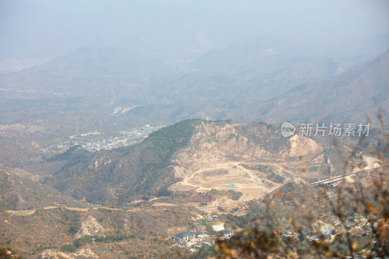 污染空气下的山区