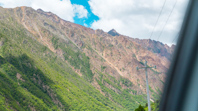 中国西藏萨普神山后的风景