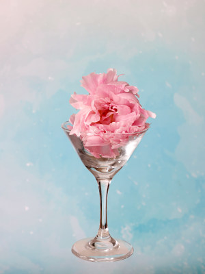 玻璃杯上的粉色鲜花芍药