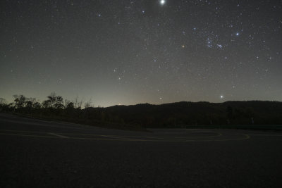 山间公路夜空下的璀璨星空