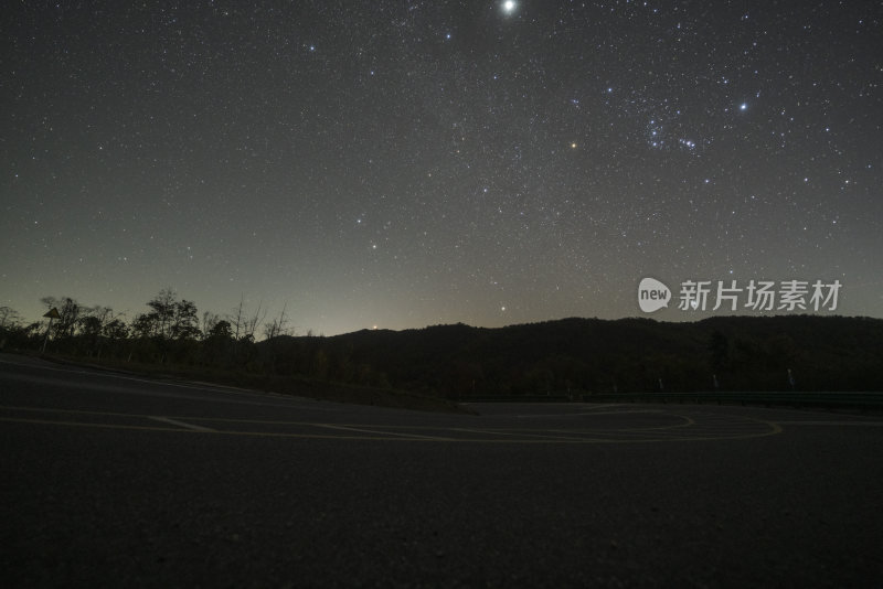 山间公路夜空下的璀璨星空