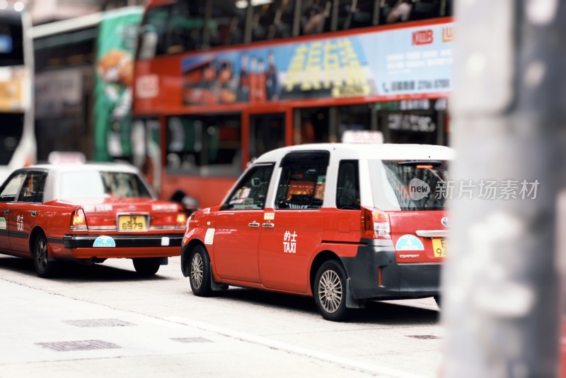 街道上的红色出租车和双层巴士