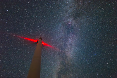 夜晚星空银河风力发电机