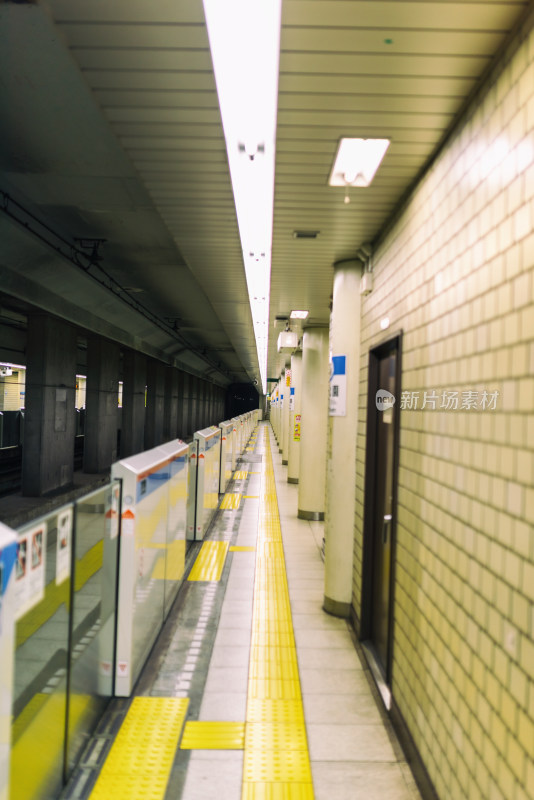 深夜的日本地下铁站台