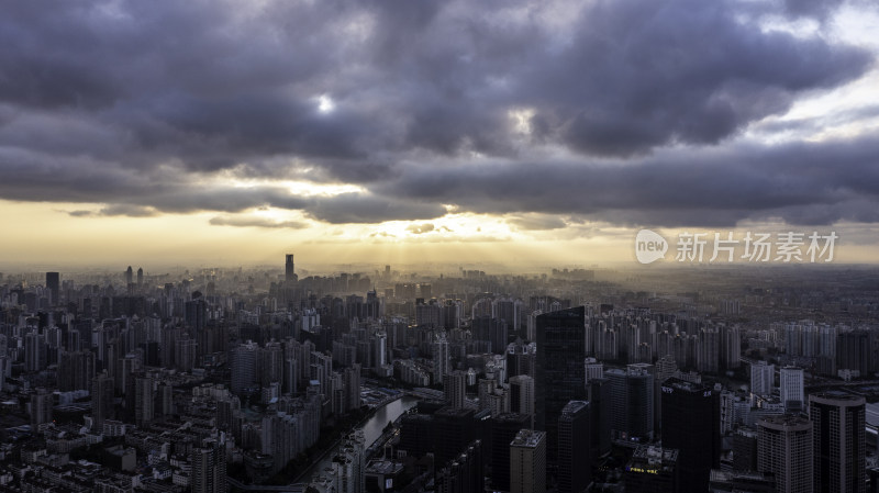 乌云笼罩下的城市全景