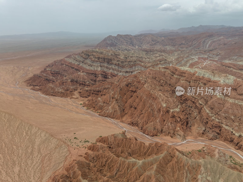 新疆南疆阿克苏温宿大峡谷天山托木尔峰航拍