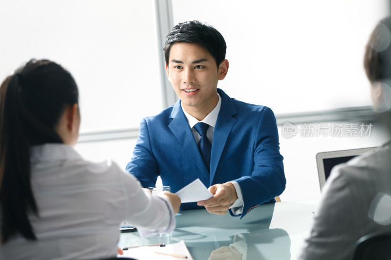 商务男女在办公室