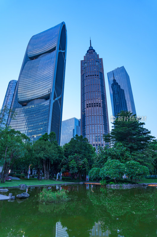 广州珠江新城花城广场公园湖泊与城市建筑