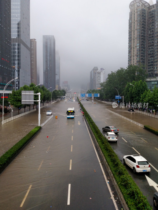 城市主干道因暴雨积水导致车辆行驶缓慢