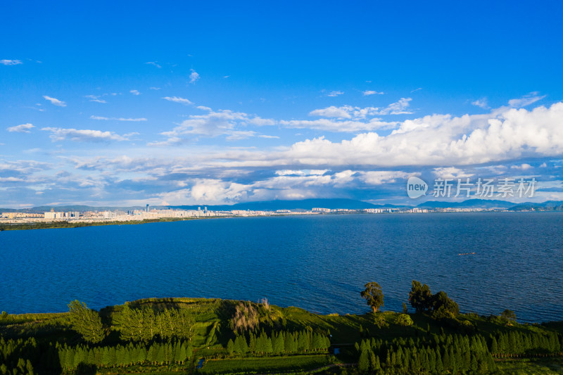 蓝天白云下的城市湖景