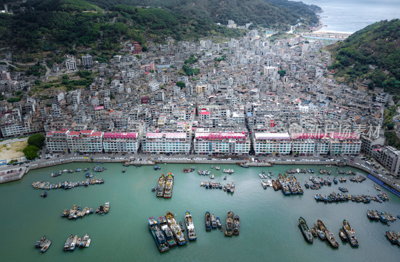 航拍连江县海边的渔船和城镇