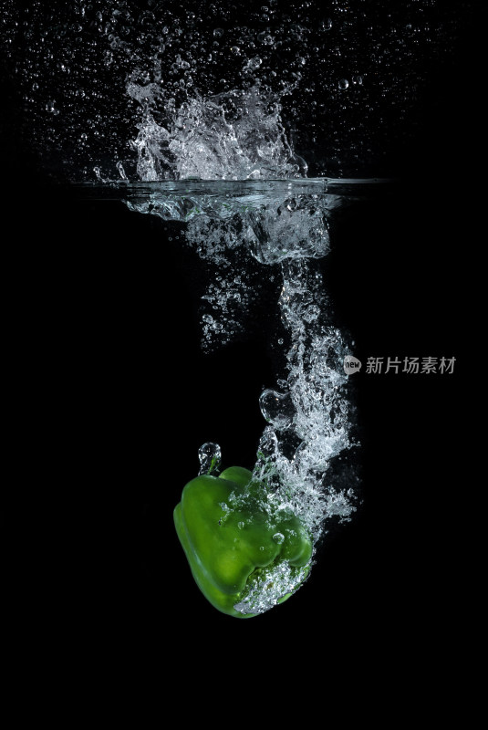 掉入水中的辣椒