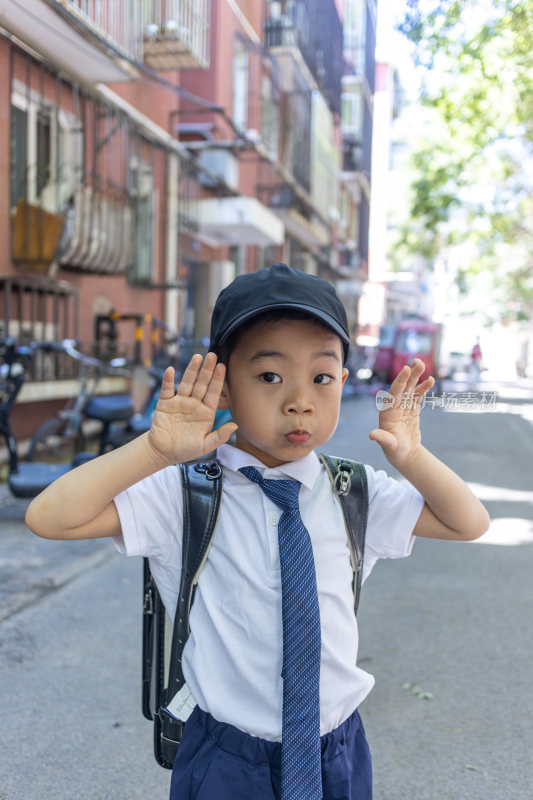 一个背书包穿校服的快乐小学生