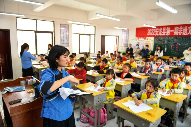 学校校园小学室内扎染扎染课堂