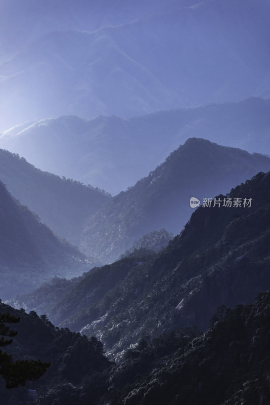 朦胧晨雾中的连绵山脉全景