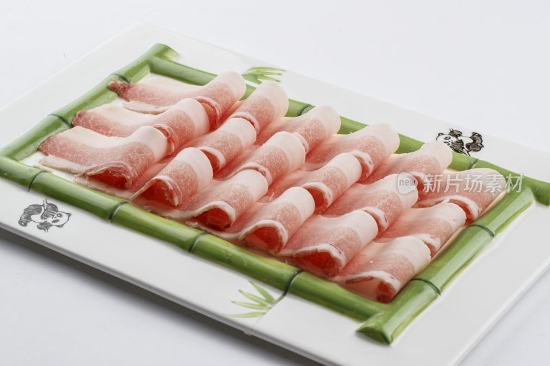 青竹造型的瓷盘装的猪五花肉