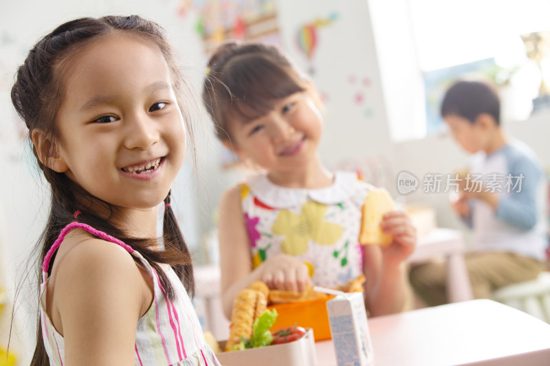 幼儿园小朋友用餐