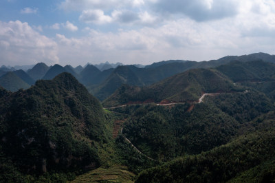 山脉 山峰 山峦 云雾缭绕的山峰